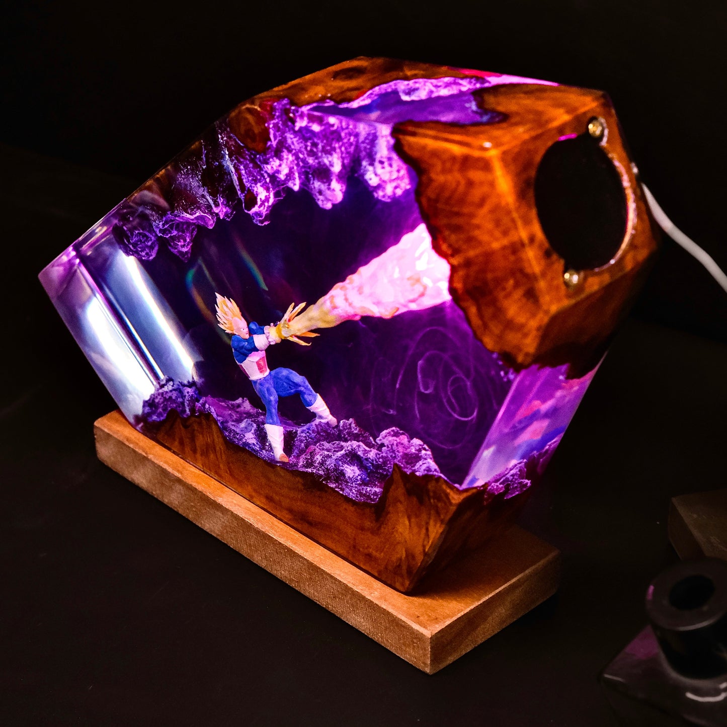 Vegeta Resin Lamp