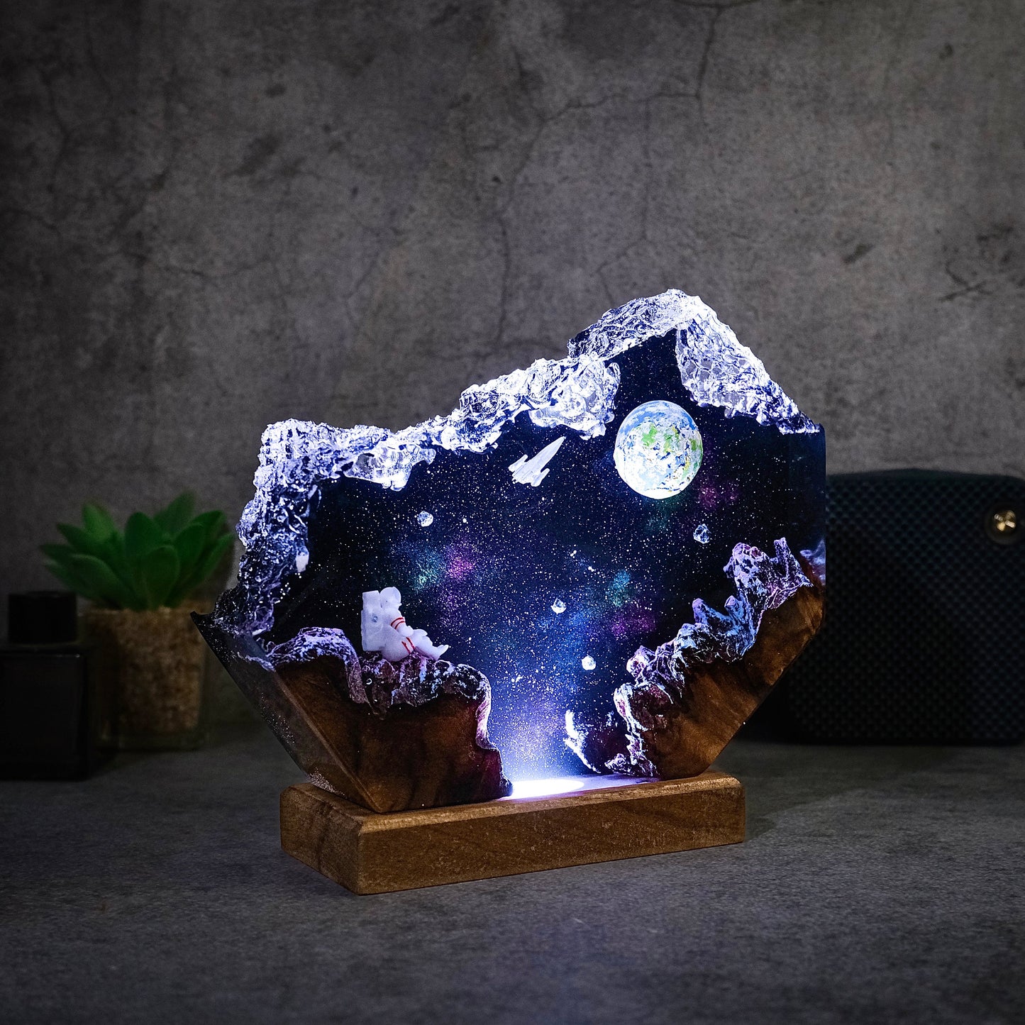 Space Piece. Milky Way, Astronauts and Earth Resin lamp